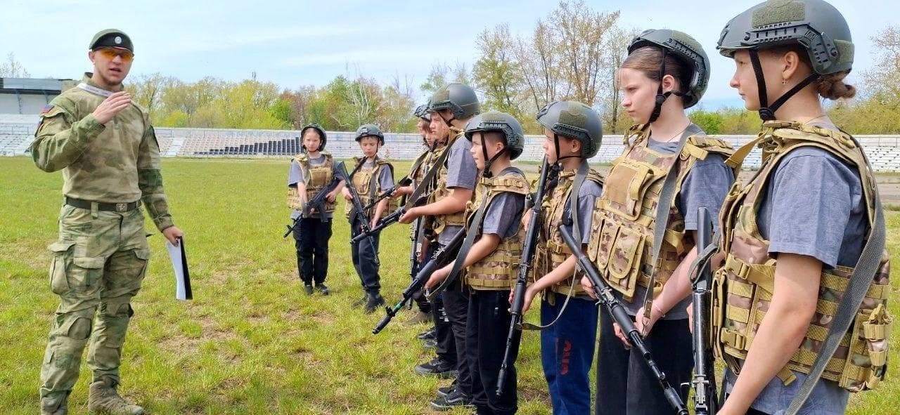 Мілітаризація українських дітей в окупованому Шахтарську. Фото: Жовта Стрічка