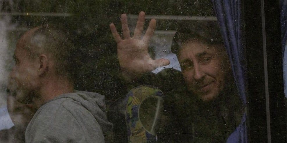 Практично усі звільнені сьогодні військовослужбовці пробули в російському полоні 4 роки (фото)