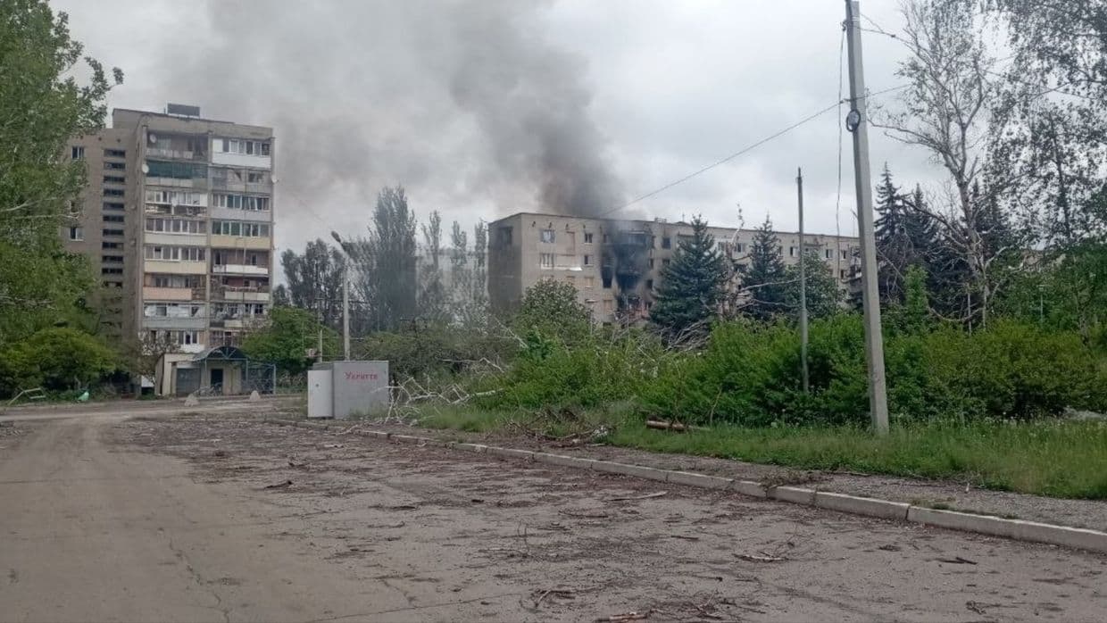 У результаті обстрілу Миколаївки загинув чоловік, горять квартири у багатоповерхівці (фото)
