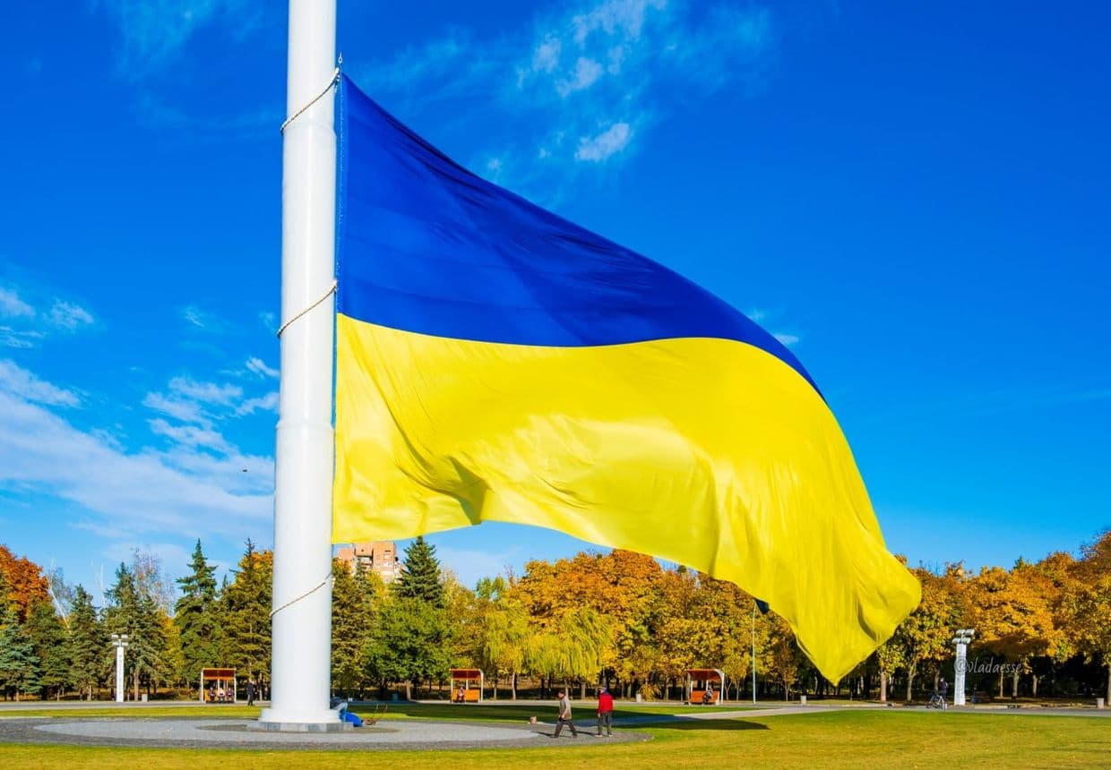 Враг уничтожил уже 3 флаг Украины, развевающийся над Краматорском: новый не будут цеплять