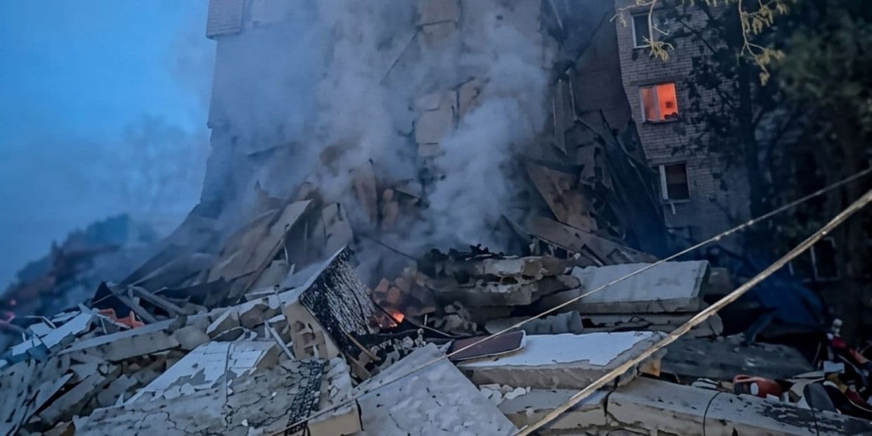 В результате удара по Николаевке под завалами многоэтажки могут быть люди (фото)