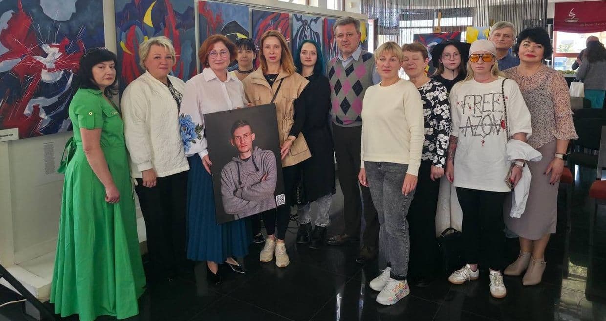 У Вінниці відкрилася виставка Ганни Кісілішиної, матері загиблого в Оленівці захисника Маріуполя (фото)