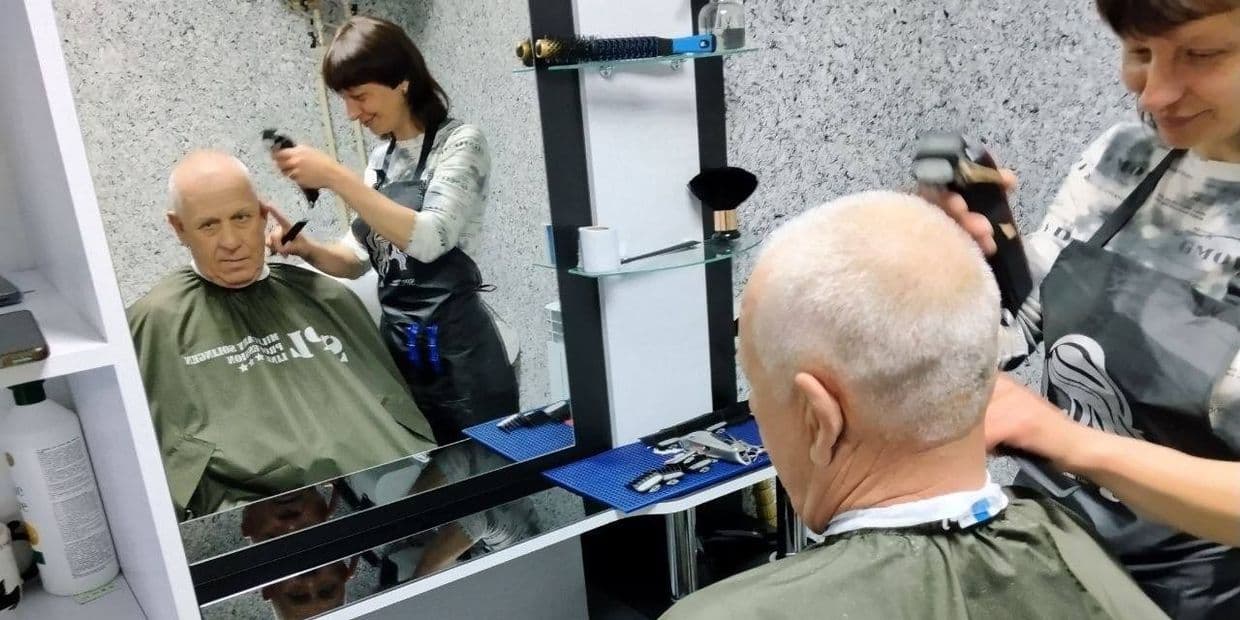 У Кам'янському продовжує роботу соціальна перукарня для ВПО Селидівської громади (фото)