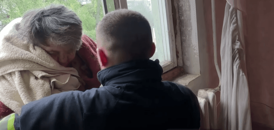 Надзвичайники показали, як рятували маломобільну жінку із частково зруйнованої багатоповерхівки у Дружківці (видео)