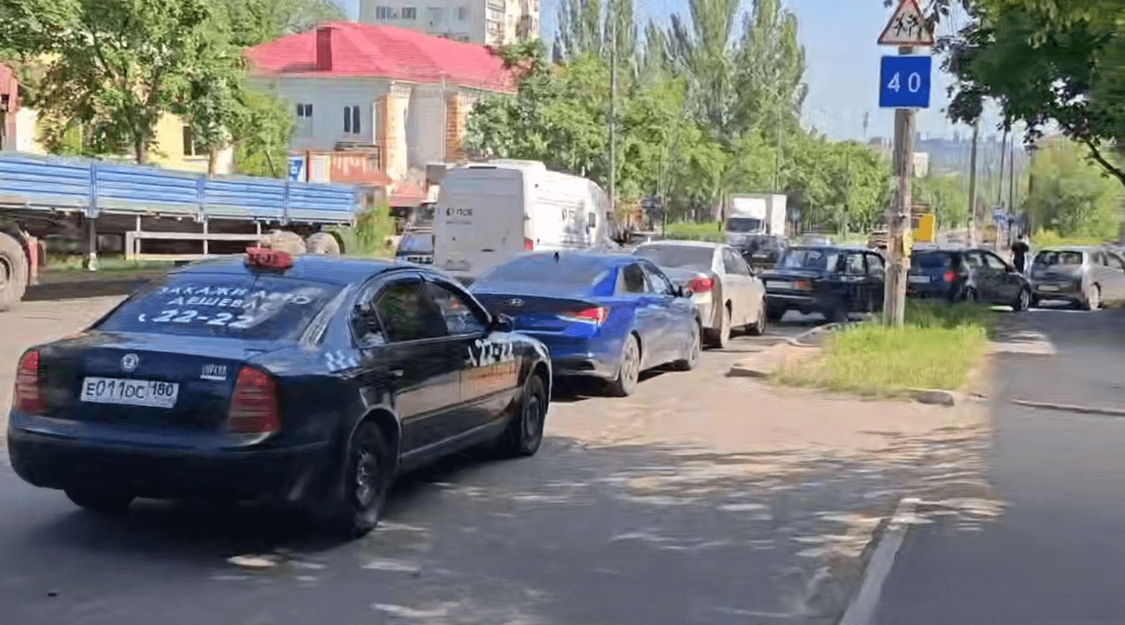 Очередь к АЗС в оккупированном Мариуполе 5 июня 2026 года. Скриншот с видео в телеграм-канале Мариупольского городского совета