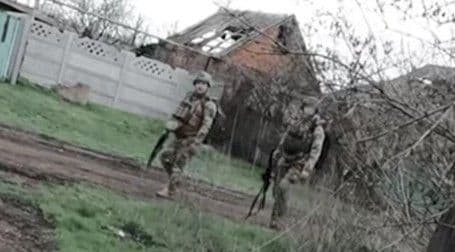 Українські захисники у Костянтинівці. Скриншот з відео "Феніксу"