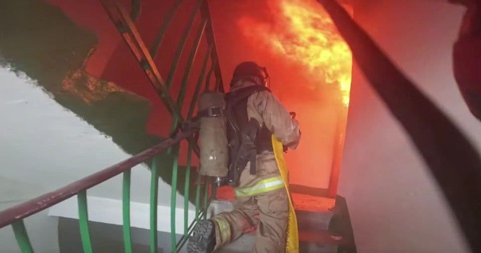 У ДСНС показали перші хвилини після вчорашнього влучання дрона у багатоповерхівку в Краматорську (відео)