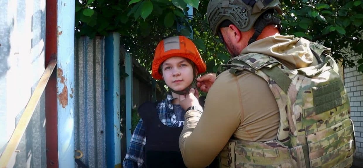 "Білі янголи" вивезла з Дружківки родину з дитиною, дідуся якої вбив снаряд, і літню жінку (фото, відео)