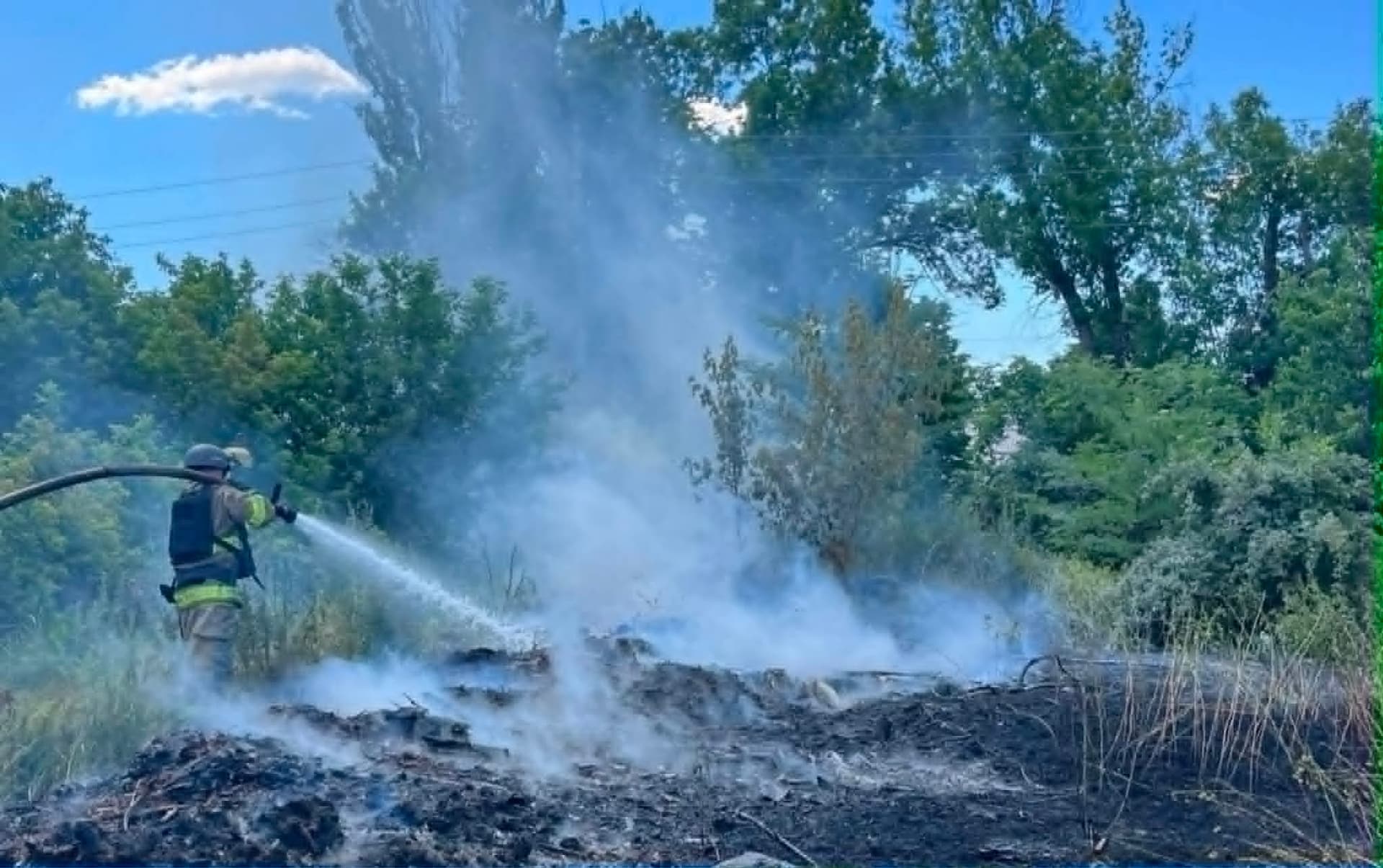<em>У Краматорському районі рятувальники ліквідували пожежу на відкритій території. Фото: ДСНС</em>