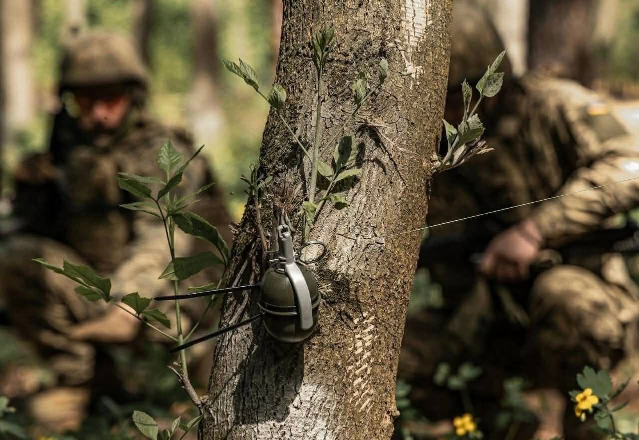 <em>Фото: 210 Окремий Штурмовий Полк. Дистанційне мінування. </em>
