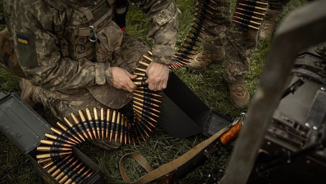 <em>Фото: 5-я отдельная штурмовая Киевская бригада. Оружие и патроны ВСУ.</em>