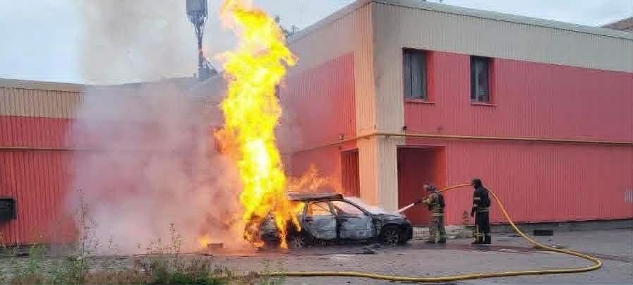 <em>У Краматорську через атаки БПЛА горіло два автомобілі. Фото: ДСНС</em>