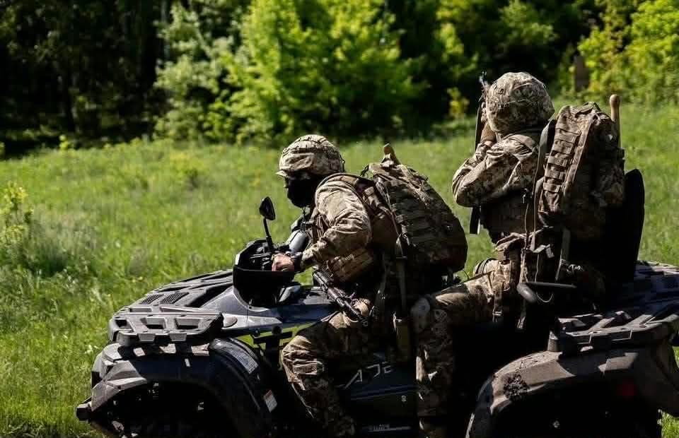 <em>Фото комунікаційного підрозділу 21-ї окремої механізованої бригади. Українські військові на квадроциклі</em>.