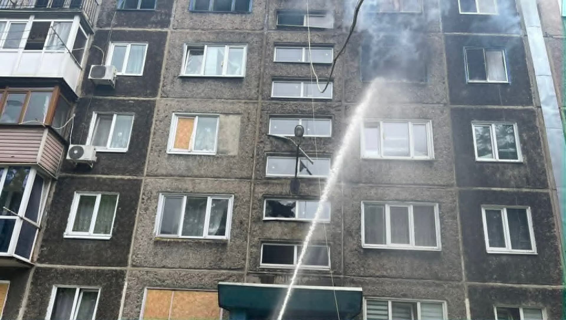 <em>Последствия удара по Белозерску в Донецкой области. Фото: ГСЧС</em>