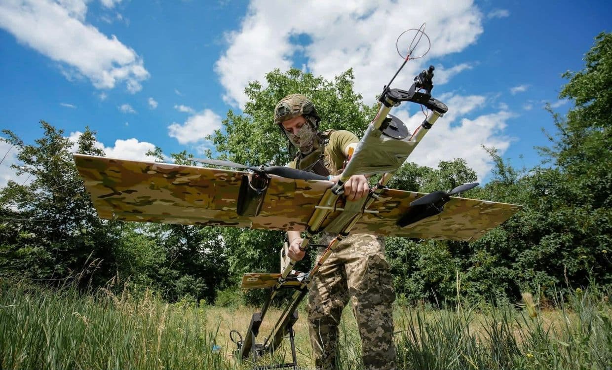 <em>Фото: 10 окрема гірсько-штурмова бригада «Едельвейс». Український військовий з безпілотником</em>