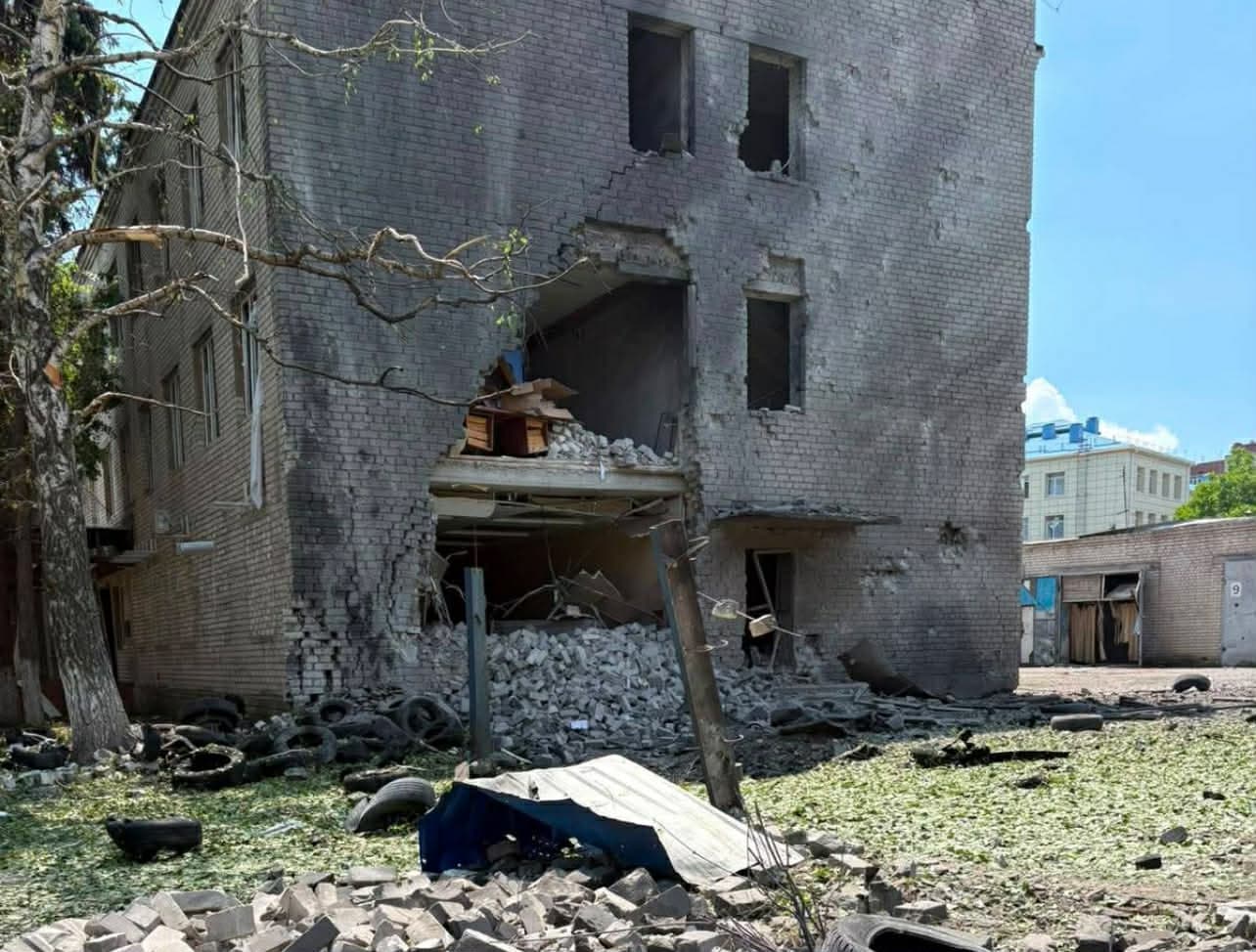 Внаслідок ворожої атаки по Словʼянську поранено 7 людей, серед них 17-річна дівчина
