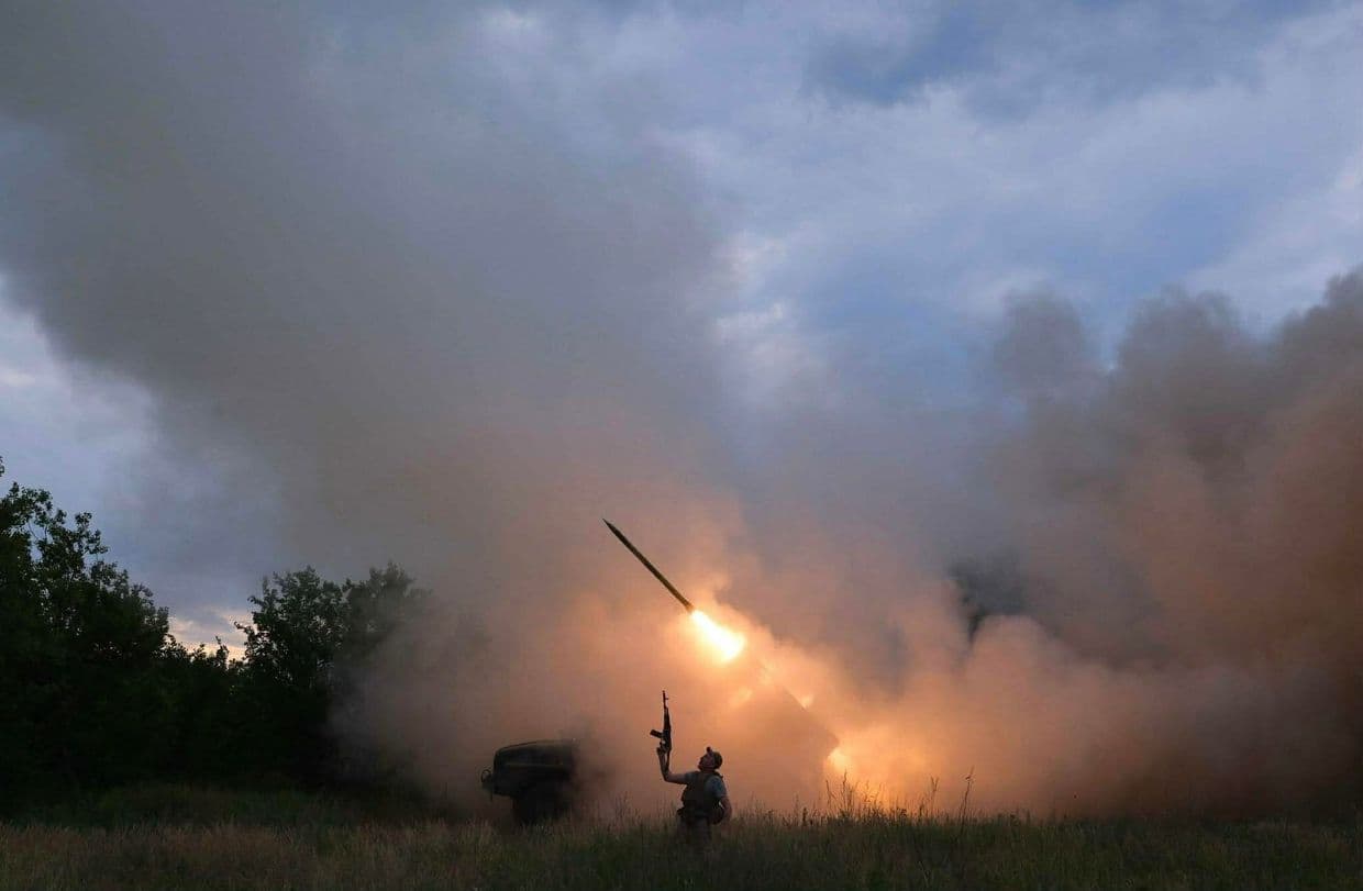 <em>Фото: 93-тя ОМБр Холодний Яр. Український військовий і техніка стріляють. </em>