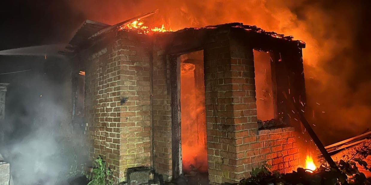 Вогнеборці ліквідували загоряння у Слов'янську, а у Микільському довелося гасіння пожежі призупинити (фото, відео)