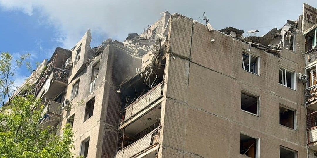 В Очеретиному росіяни вдарили по мікроавтобусу, а на Дружківку скинули 3 авіабомби: є загиблі та поранені (фото)