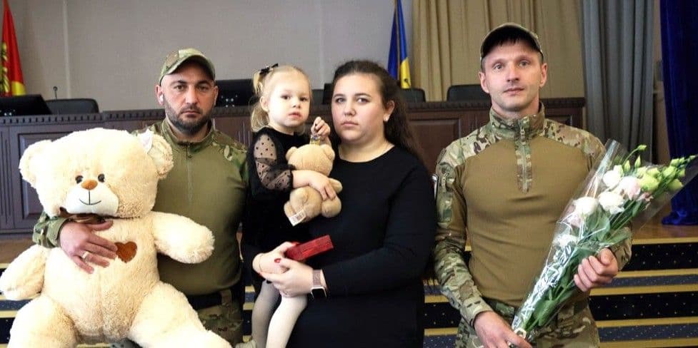 Родина загиблого на війні поліціянта Івана Фесенка отримали його посмертну державну нагороду (фото)
