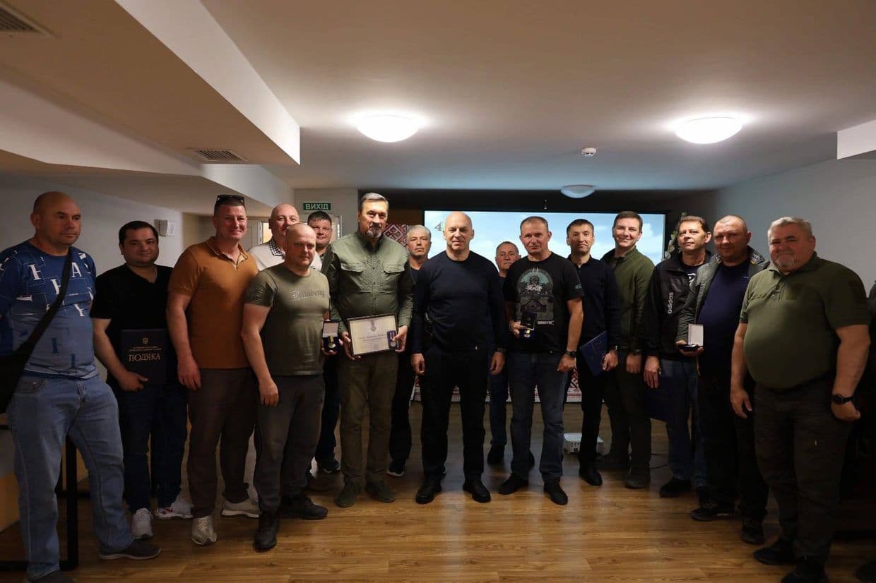 Державні та обласні відзнаки отримали чоловіки, які щодня працюють для оборони та безпеки громад Донеччини (фото)