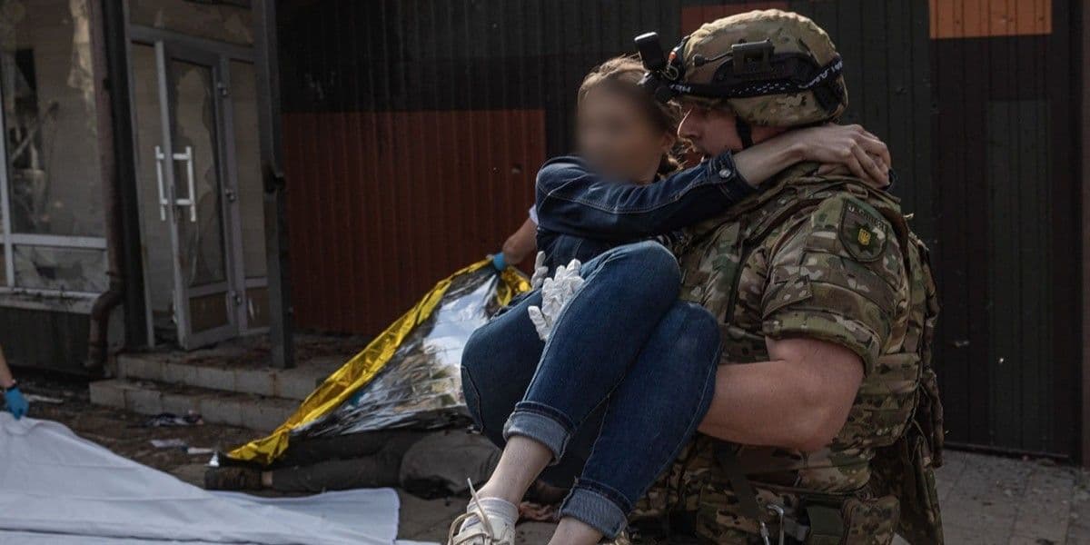У поліції показали перші хвилини після вчорашнього авіаудару по Краматорську (фото, відео)