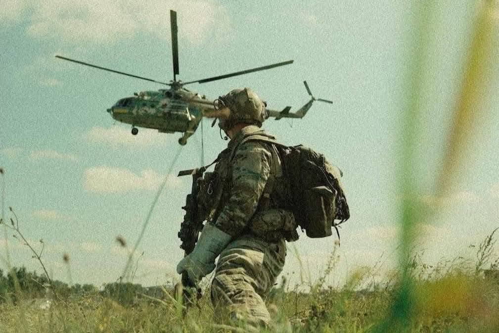 Український захисник і гелікоптер. Фото: Facebook/Генштаб ЗСУ