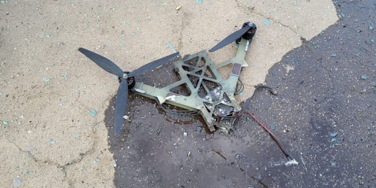 В результате ударов FPV-дронов по многоэтажке и машине в Краматорске возникли пожары (фото)
