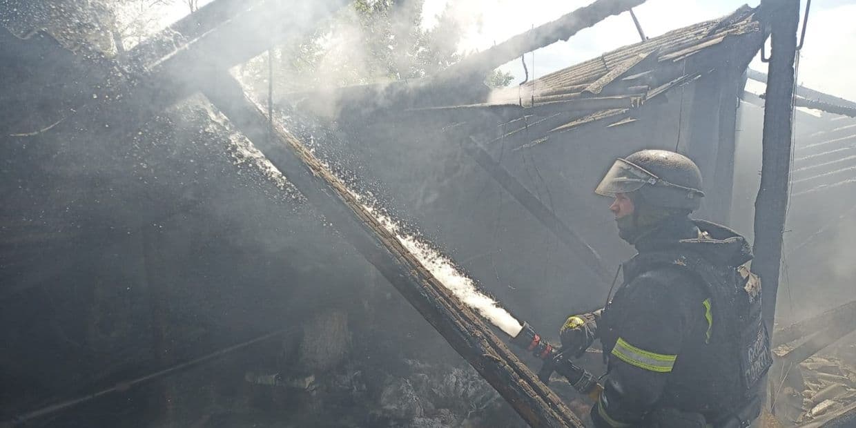 У Білозерському та Слов'янську гасили пожежі, виниклі внаслідок російських ударів (фото)