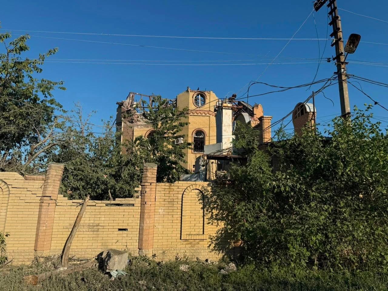 Рашисти скинули на Слов'янськ 3 авіабомби: пошкоджено пів сотні будинків (фото)