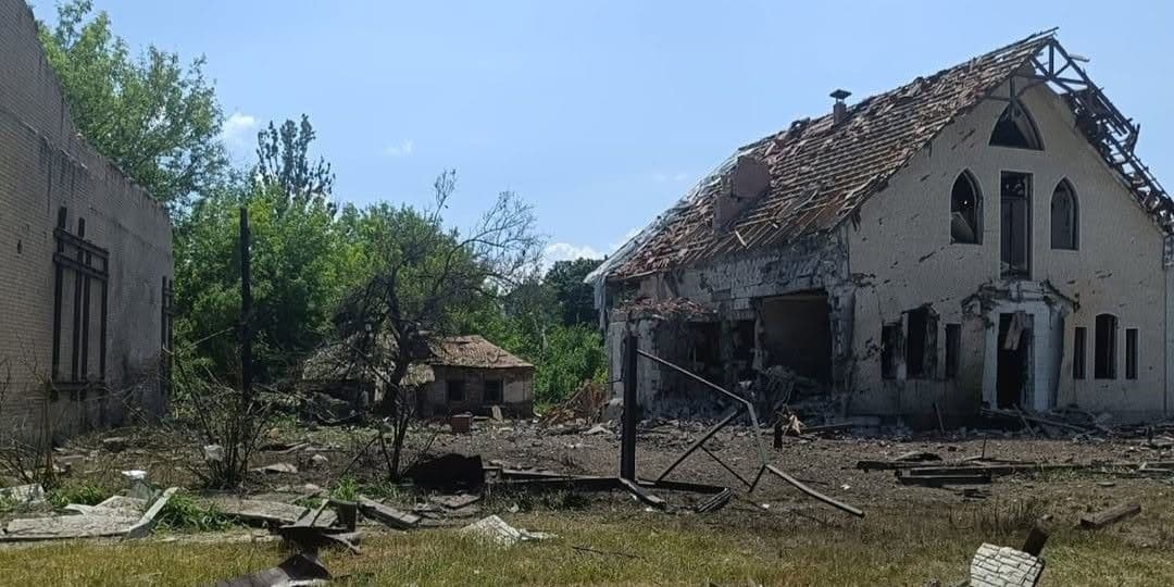 Унаслідок російських обстрілів Донеччини зазнали руйнувань ще 53 цивільних об'єкти та була поранена підлітка (фото)