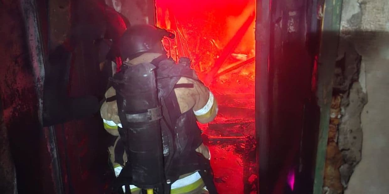 Вогнеборці гасили пожежі у Малотаранівці, Краматорську та Дружківці, що виникли через російські удари (фото)