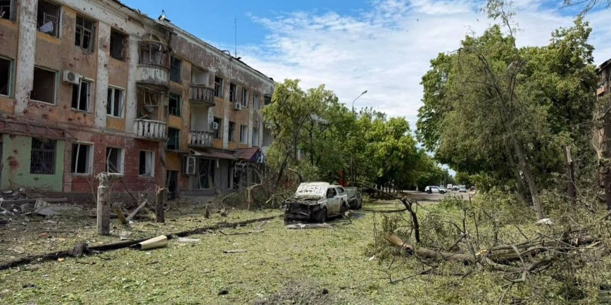 У Слов'янську вогнеборці гасили пожежі, виниклі внаслідок сьогоднішнього бомбардування (фото)