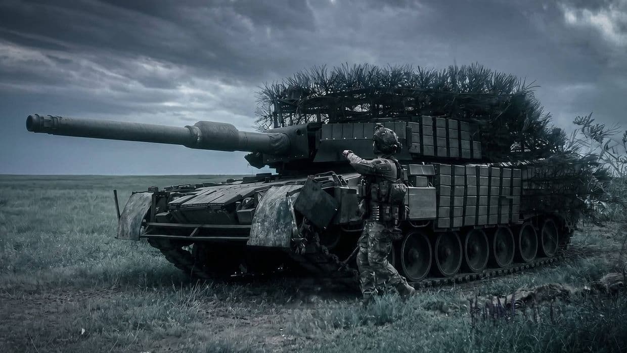 Украинский защитник с танком. Фото: 155 ОМБр