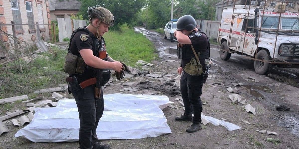 Поліція зібрала докази та показала перші хвилини після вечірнього масованого обстрілу Слов'янська (фото, відео)