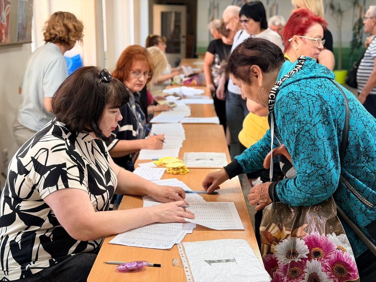 Краматорцям продовжують видавати гуманітарну допомогу від благодійників (фото)