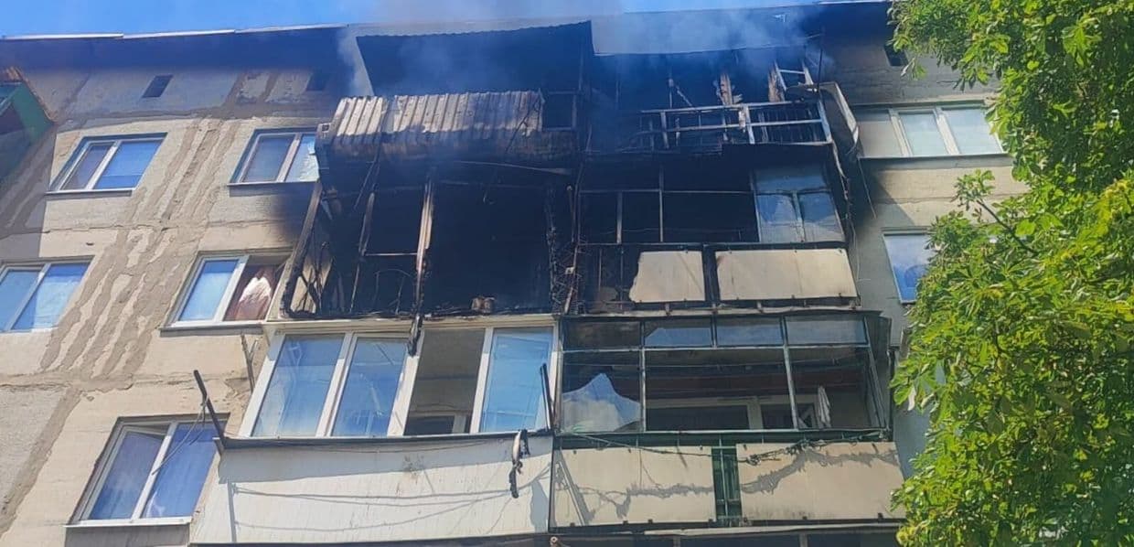 У Дружківці рашистиський FPV-дрон призвів до пожежі у 5-поверхівці