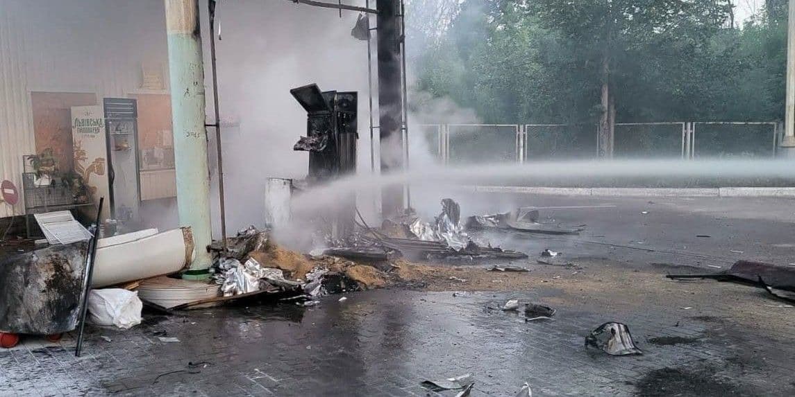 Російські обстріли Донеччини призвели до пожеж АЗС і медичного закладу (фото, відео)
