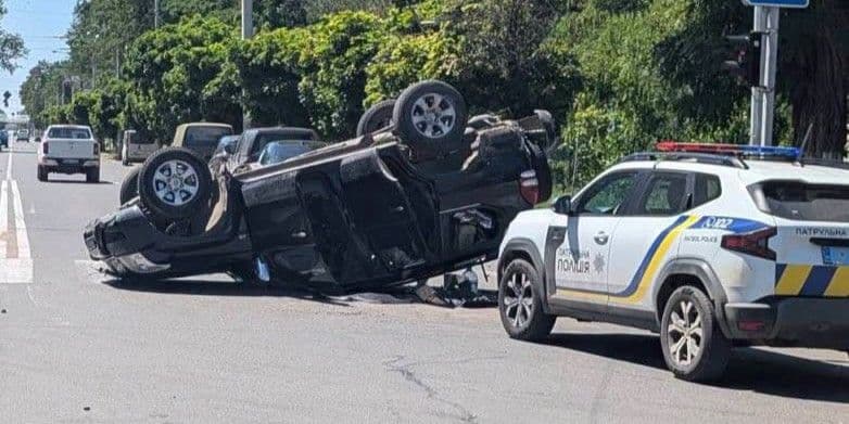 ДТП у центрі Краматорська: ВАЗ перекинув Toyota Prado (фото)