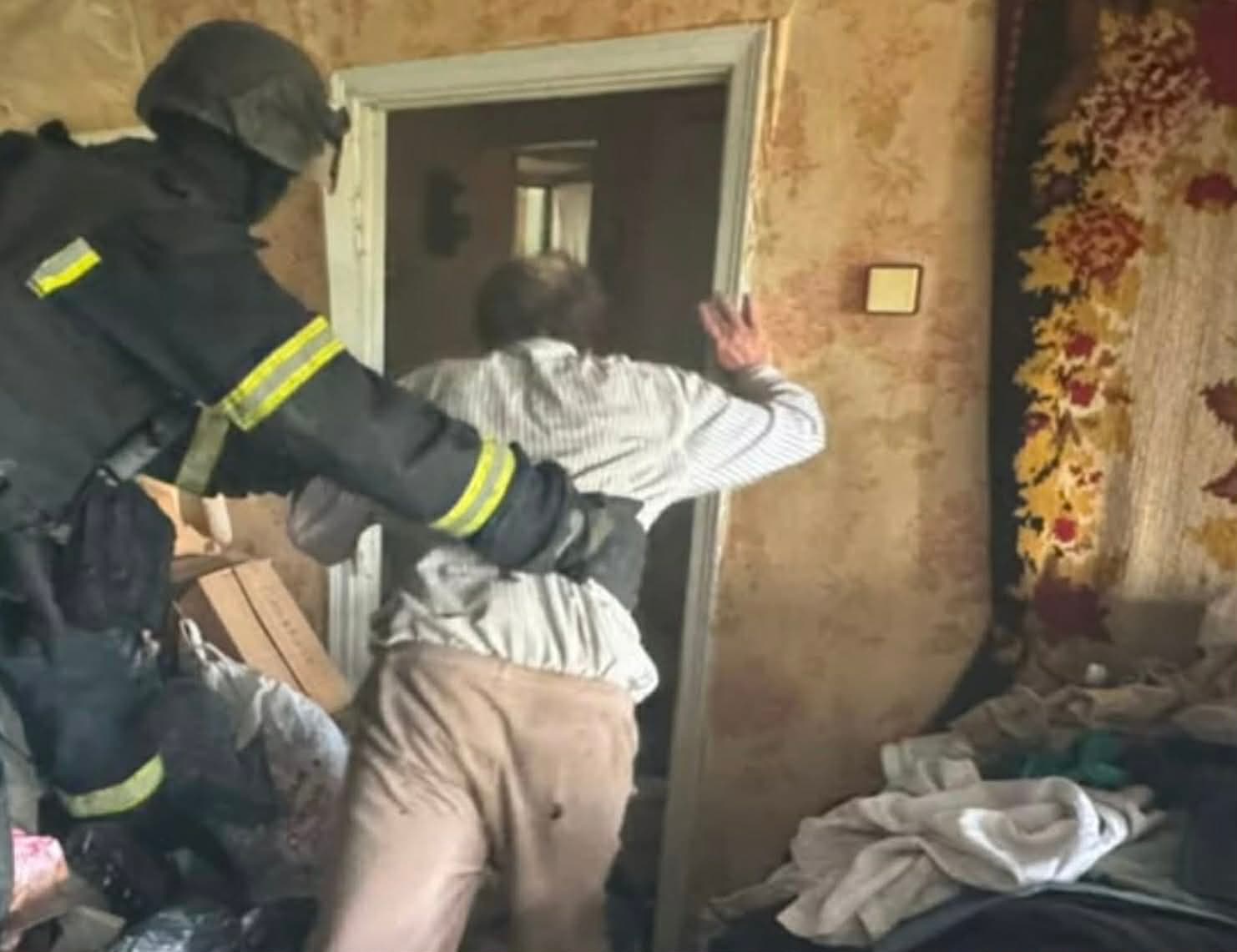 У Слов’янську під час пожежі у багатоповерхівці надзвичайники врятували чоловіка (відео)