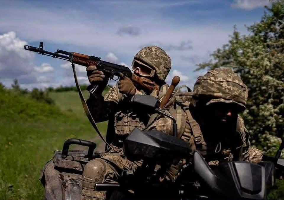 <i>Фото пресс-службы 21-й отдельной механизированной бригады. Украинские военные на квадроцикле</i>.