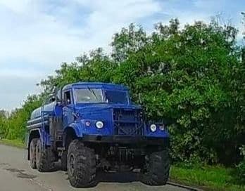 В окупованому Маріуполі російські військові перефарбовують в синій колір військову техніку для маскування