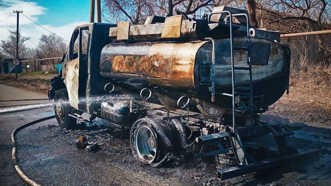 Згорілий на окупованій Луганщині бензовоз. Фото з відкритих джерел