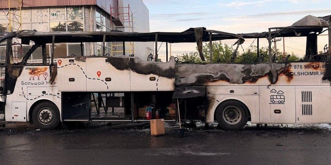 Згорілий в окупованому Єнакієвому автобус. Фото з відкритих джерел
