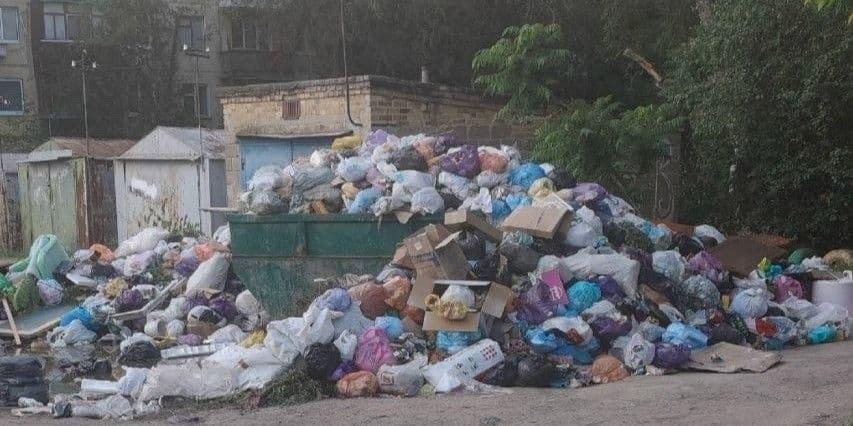 В окупованому Луганську сміття накопичується поруч із житловими будинками, збільшується антисанітарія