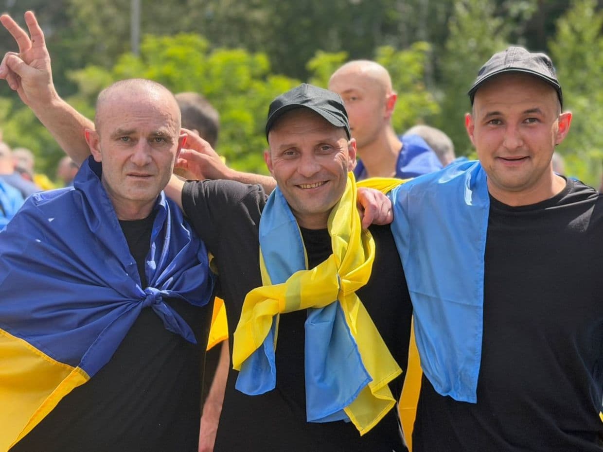 До України з російського полону повернулися 185 захисників і 1 цивільний (фото)