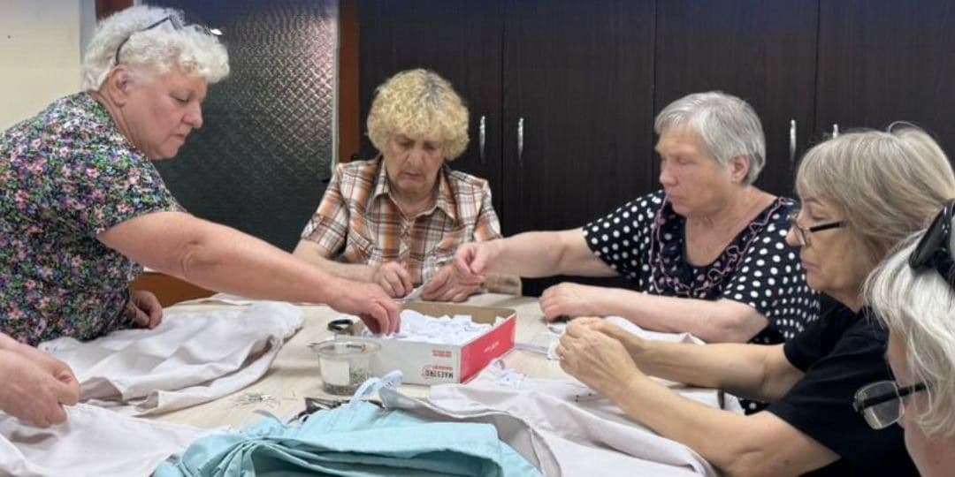 У Кам'янському переселенки з Селидового продовжують шити адаптивний одяг для поранених захисників (фото)