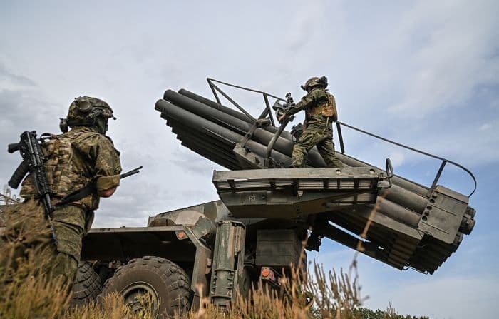 Бійці російської окупаційної армії готують РСЗВ для обстрілу. Фото з відкритих джерел