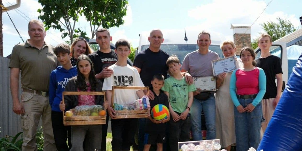 Релокований з Донеччини дитячий будинок сімейного типу родини Дівніч отримав спецавтомобіль і допомогу (фото)