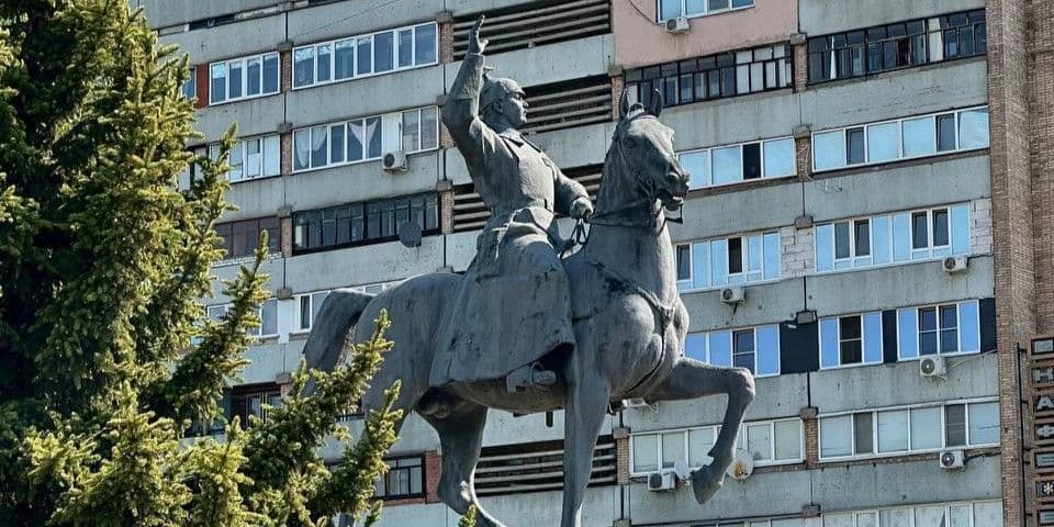 Пам'ятник Ворошилову. Фото з відкритих джерел